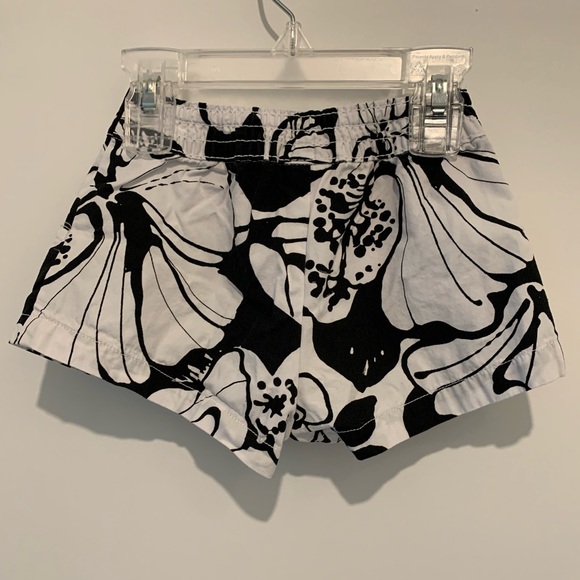 Gymboree black and white floral shorts. Size 18-24 months. - Picture 2 of 4